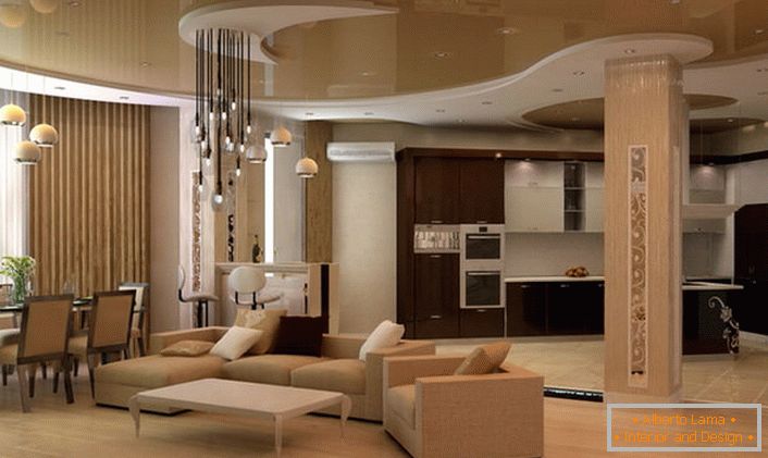 Un'interessante opzione di illuminazione per il soggiorno in stile moderno. Una caratteristica degli interni in stile moderno sono le superfici lucide, ad esempio un soffitto a due livelli.