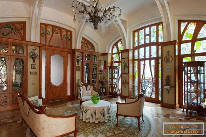 Il soggiorno nella grande casa della famiglia spagnola è decorato in stile moderno. Una stanza accogliente per incontri serali con amici o familiari.