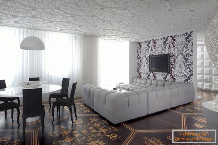 Il contrasto è bianco e marrone scuro nel soggiorno in stile moderno. Un enorme divano a forma di U per film lunghi e spettacoli preferiti.
