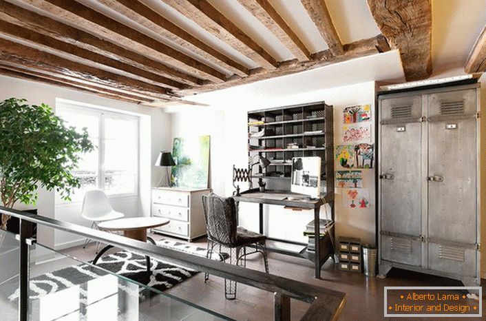 Travi in ​​legno sotto il soffitto, una grande quantità di luce, mobili specifici indicano l'uso dei principi di stile loft del designer.