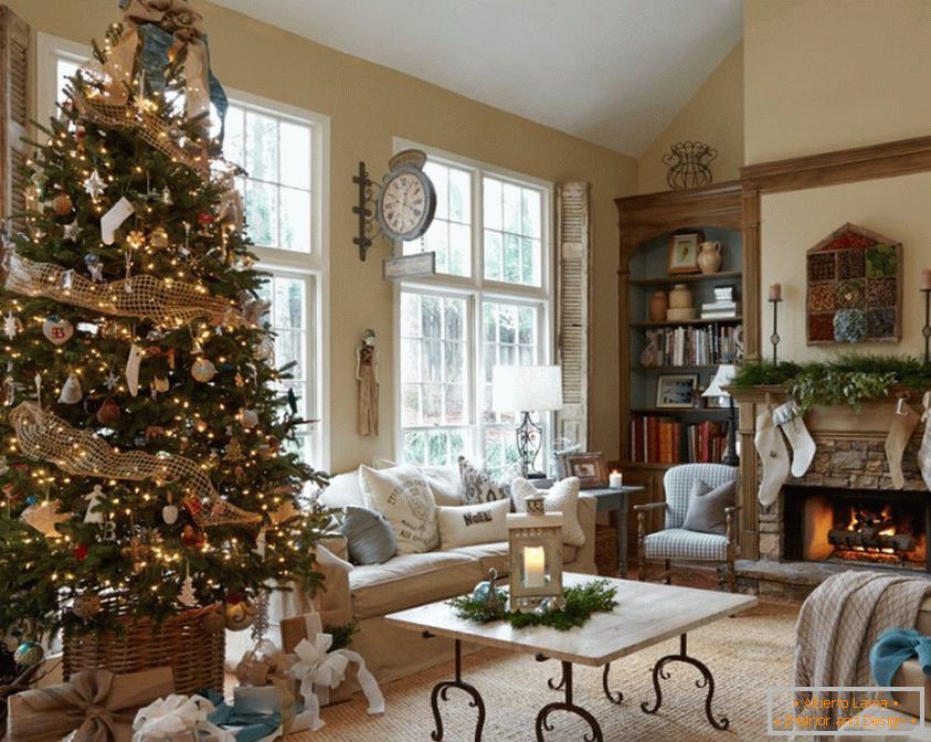 Decoriamo l'albero di Natale nel soggiorno nel camino