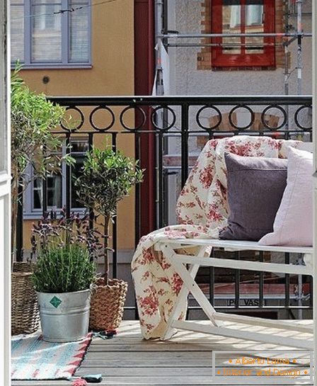 Veranda accogliente su un piccolo balcone
