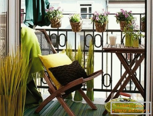 Veranda accogliente su un piccolo balcone