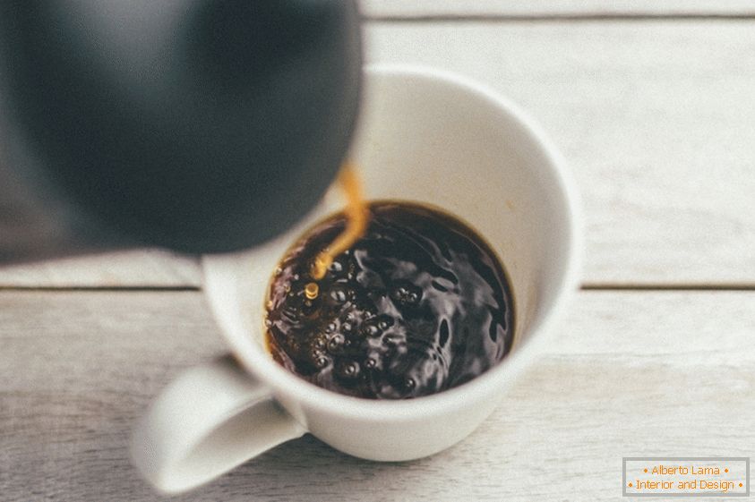 Versare il caffè nella tazza