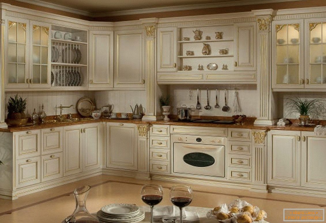 Design della cucina classica in colore bianco