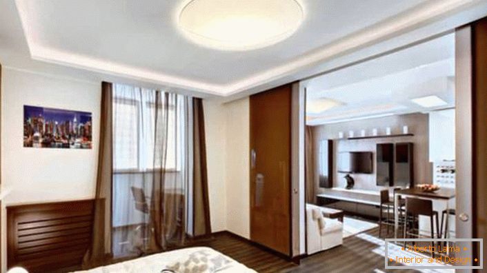 L'appartamento monolocale di 40 metri quadrati è diviso da porte scorrevoli in cucina-soggiorno e camera da letto.