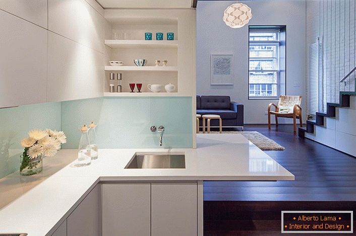 L'appartamento-studio su due livelli con una superficie totale di 40 mq è decorato in stile minimalista. 