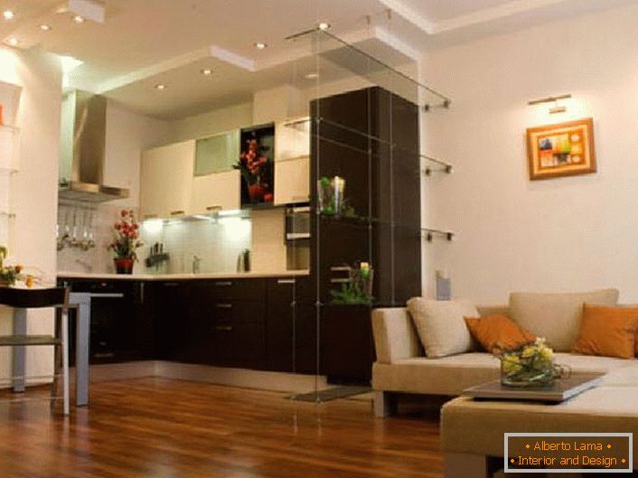 Il progetto di un appartamento-studio di 40 mq è pianificato dal calcolo della praticità. Tra la cucina e il soggiorno non ci sono partizioni, che consente di espandere lo spazio e renderlo più leggero. 