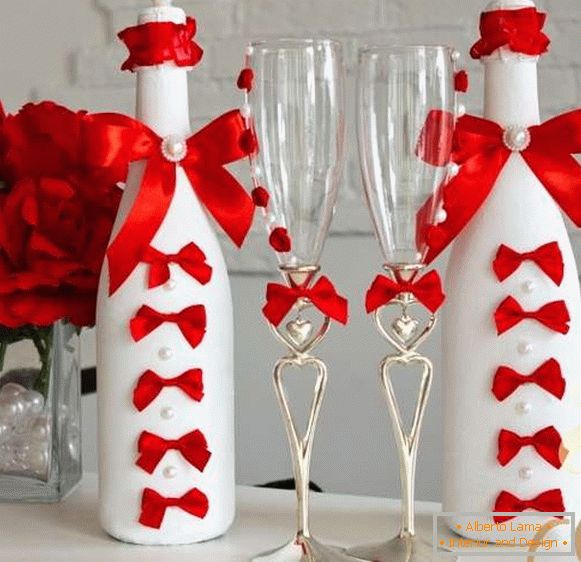 Decorazioni di una bottiglia di champagne per un matrimonio con nastri e perline