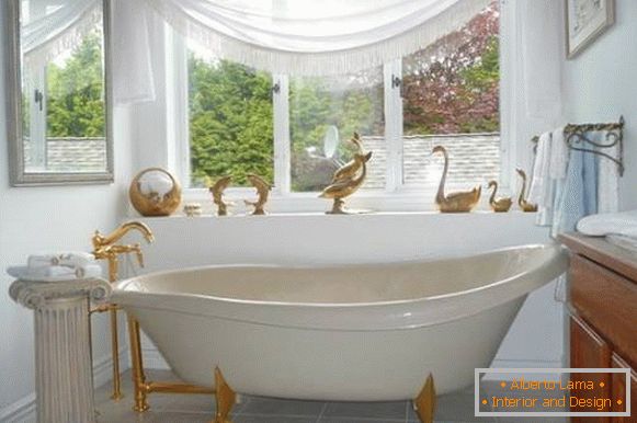 Progettazione di un bagno con ornamenti d'oro