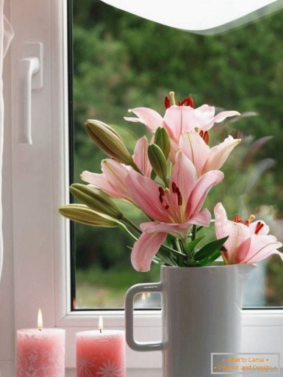 Candele e fiori sul davanzale della finestra