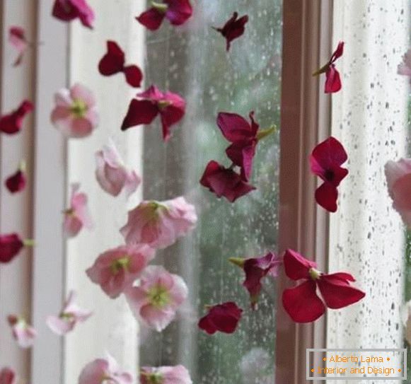 Decorazione della finestra con fiori artificiali