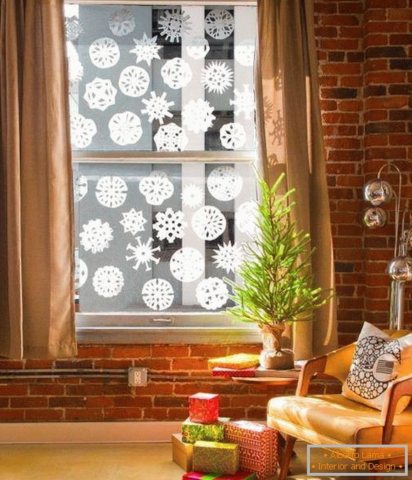 Taglia e incolla i fiocchi di neve sulle finestre per il nuovo anno