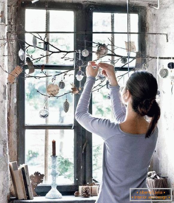 Come decorare una finestra per il nuovo anno - idee insolite con rami