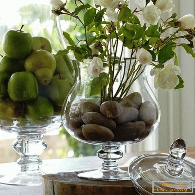 Decorazione vaso con pietra e frutta