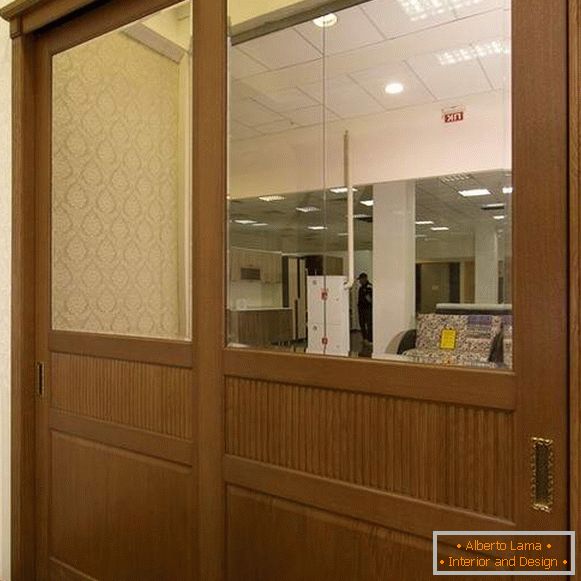 Porte in legno per un vano guardaroba integrato con uno specchio
