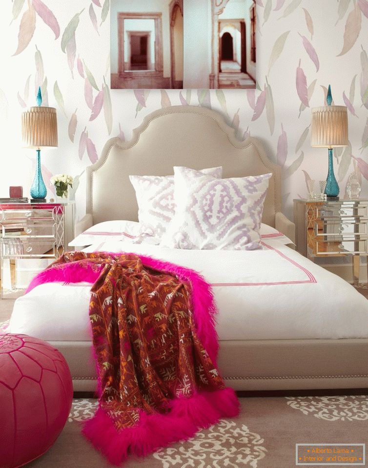 Un piccolo stile boho nella camera da letto con carta da parati di piume