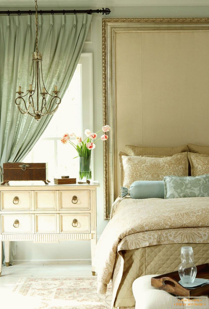 Classico design pomposo degli interni della camera da letto con carta da parati in tessuto