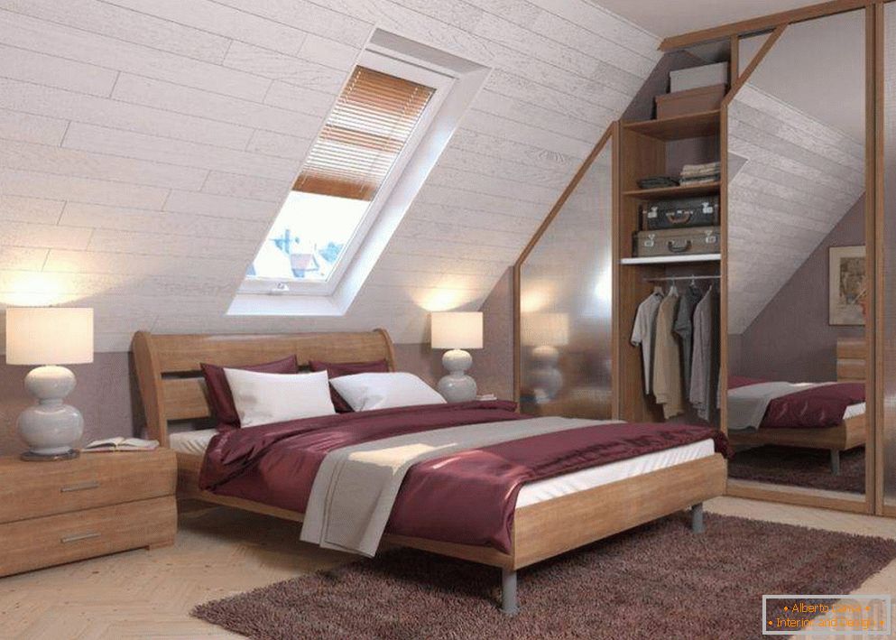 Armadio a muro nella camera da letto con soffitto mansardato