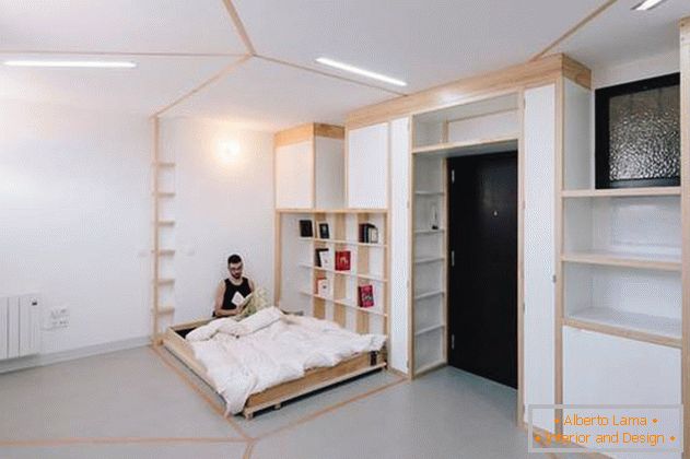 Area di sosta in un appartamento con pareti mobili