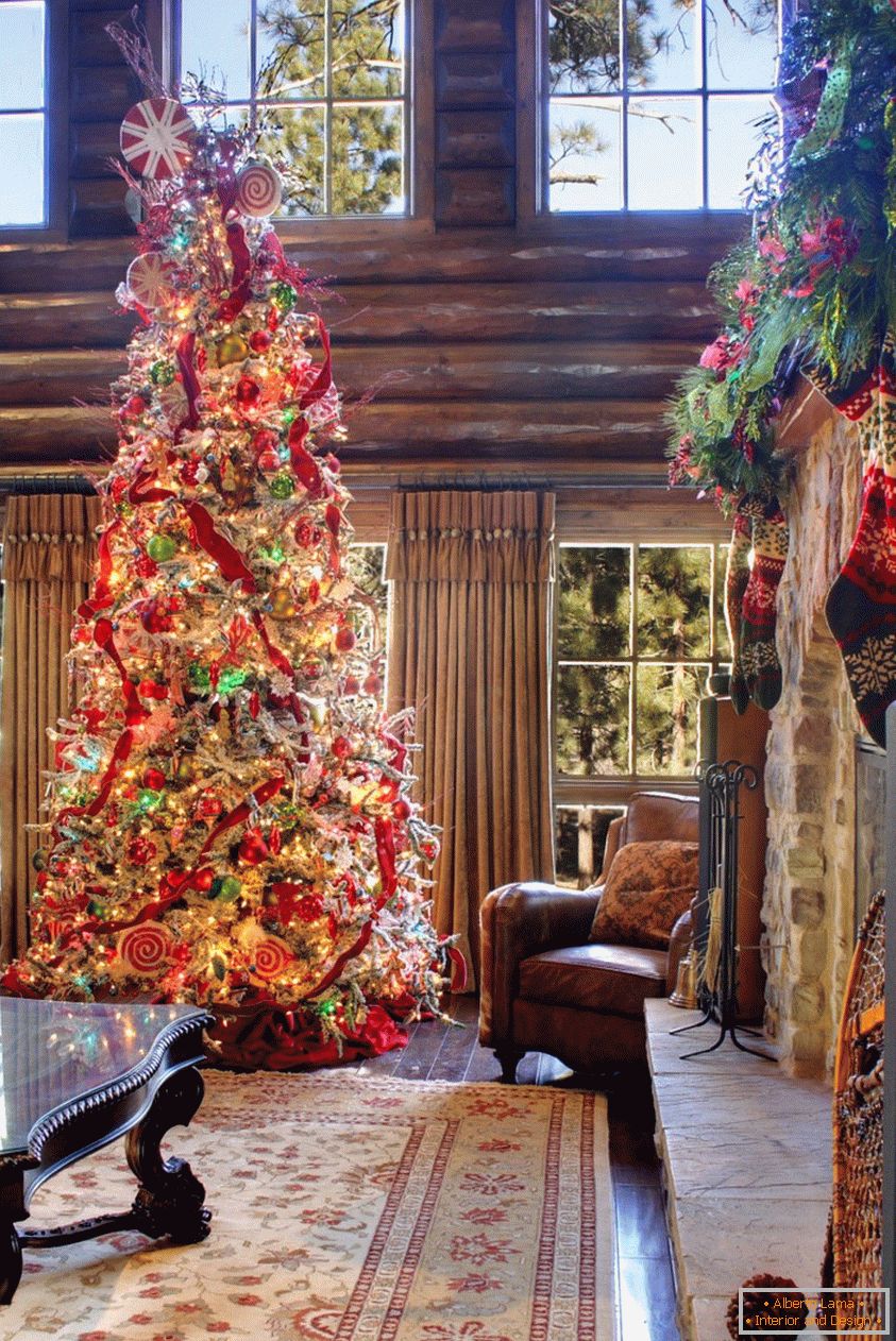 Un enorme albero di Natale decorato con giocattoli di vetro