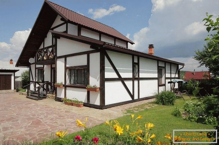 Una piccola casa in stile scandinavo attira panorami con la sua bellezza e l'eleganza rustica.