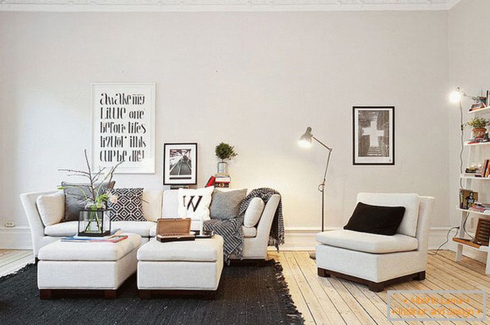 Lo stile scandinavo negli interni attrae con la sua semplicità e sobrietà. I colori tenui e tenui sono ottimi per organizzare il soggiorno. 
