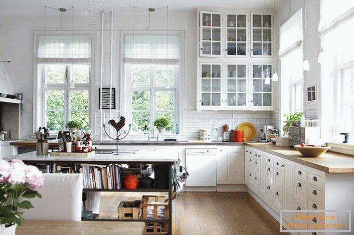 Una cucina spaziosa in stile scandinavo dovrebbe essere il più leggero possibile. La priorità è data alla luce del giorno, quindi la cucina è dotata di grandi finestre con cornici di legno. 