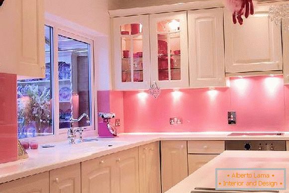Cucina con pareti rosa chiaro