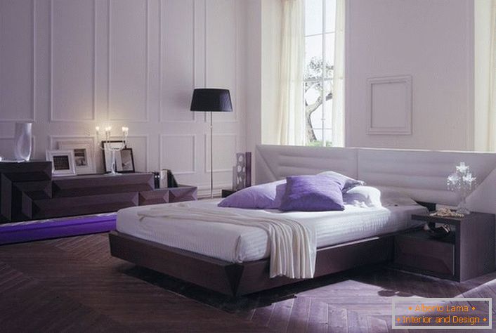 La camera da letto minimalista è arredata con mobili modulari. La luce opportunamente selezionata rende la stanza romantica e accogliente.