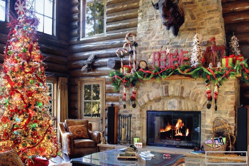 Albero di Natale naturale colorato nel soggiorno