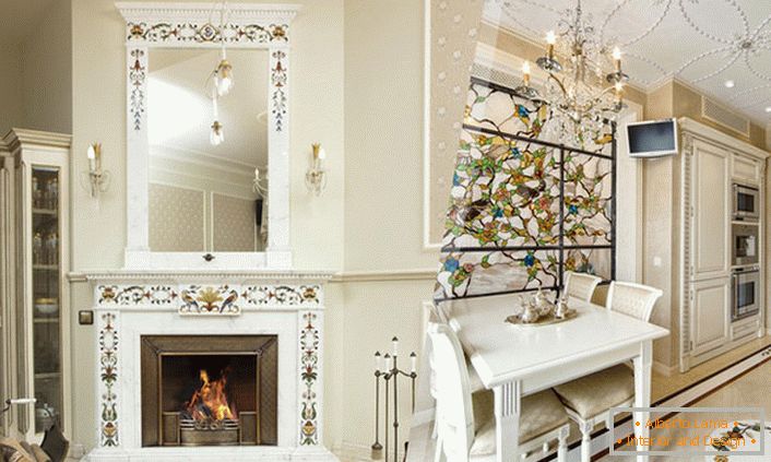 Il camino in marmo e l'interno del soggiorno sono la soluzione di design perfetta.