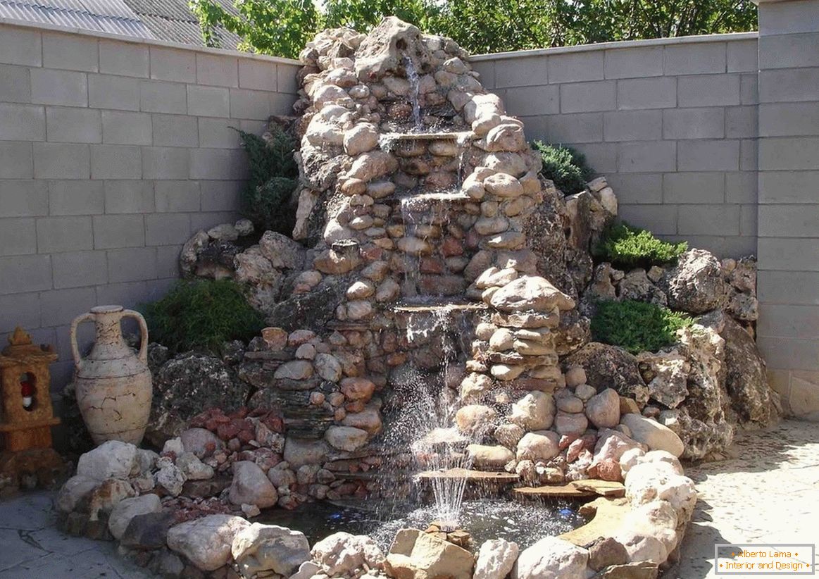 Fontana di pietra sul sito
