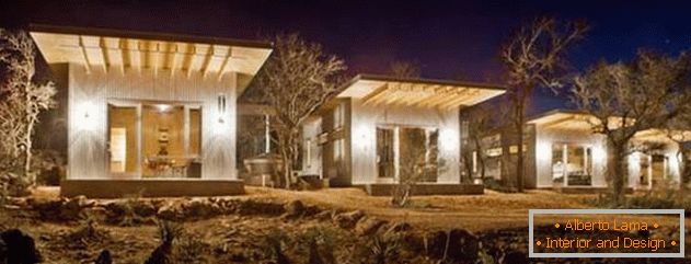 Piccola casa di legno economica negli Stati Uniti: ночью