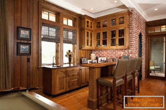Design della cucina con muro di mattoni e finiture in legno