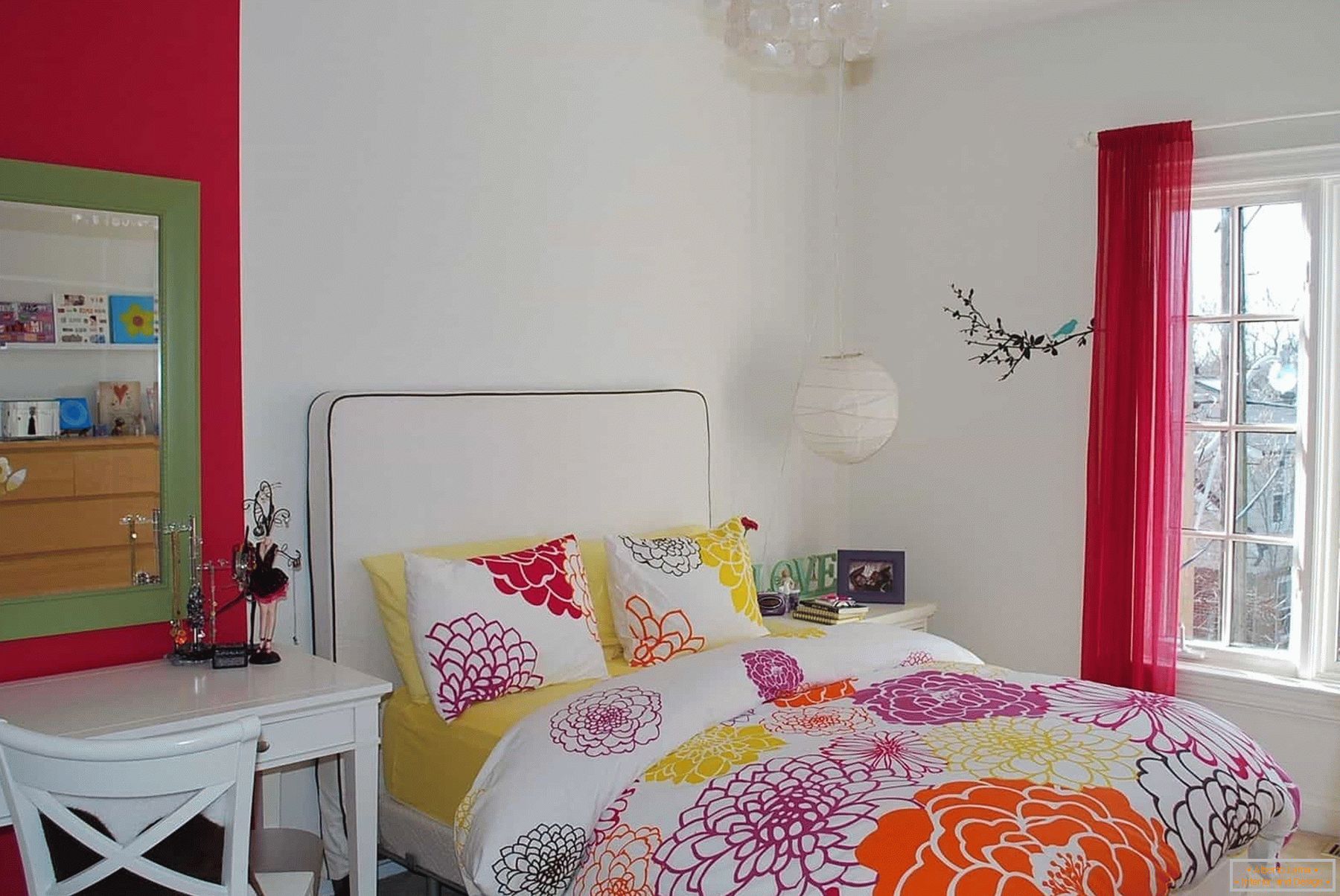 Nella stanza bianca di una ragazza - biancheria da letto colorata e elementi decorativi