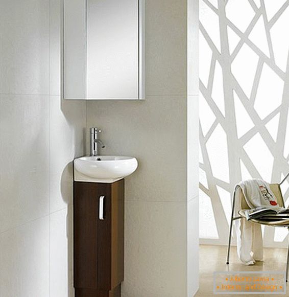 Una toletta minimalista nel design di un piccolo bagno