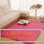 Tappeto rosa nei pressi di un divano bianco