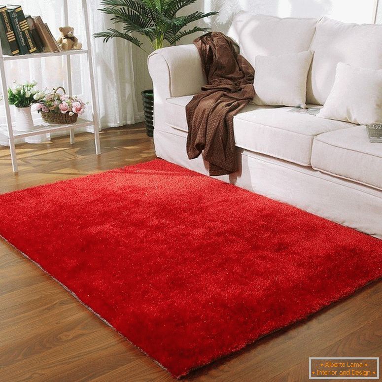 Tappeto rosso davanti a un divano bianco