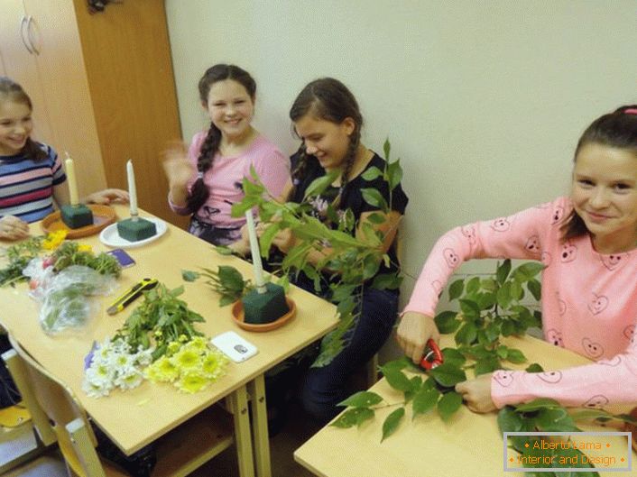 Impariamo come decorare i candelabri con fiori e foglie.