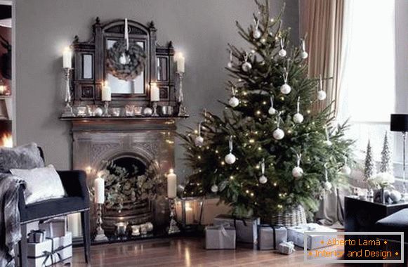 Design degli interni di Capodanno con ornamenti bianchi