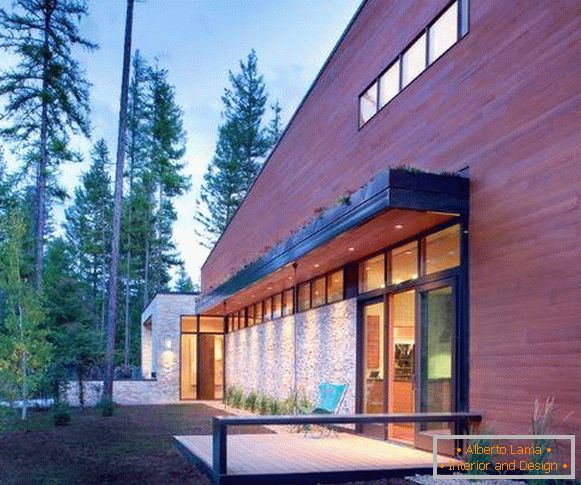 Il portico ultramoderno di una casa di legno con una tettoia