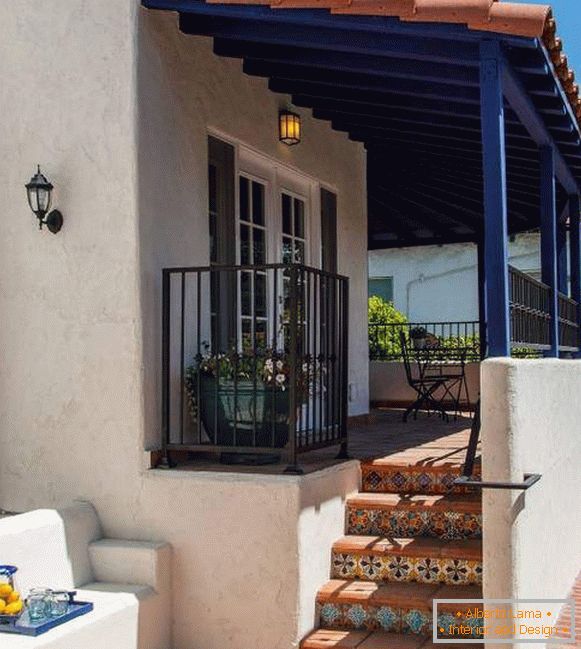Design mediterraneo del portico di una casa privata - foto