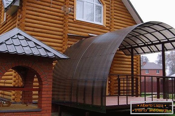 Un grande portico fatto di policarbonato - una foto di una casa privata