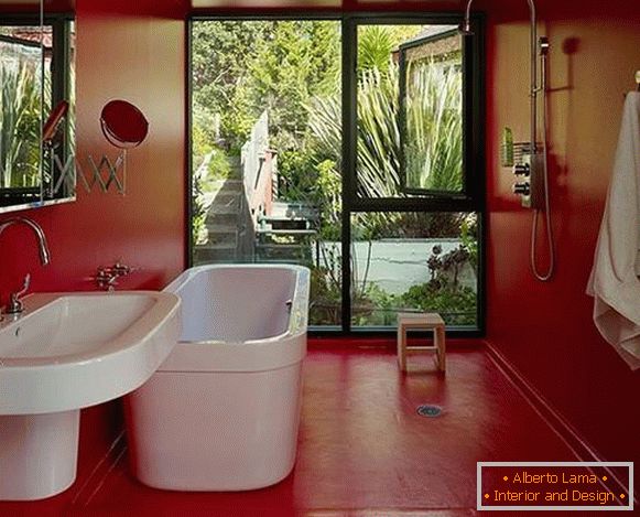 Varianti di dipingere le pareti dell'appartamento - colore rosso in bagno