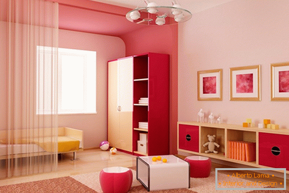 Pittura rosa sulle pareti e sul soffitto dell'appartamento - foto