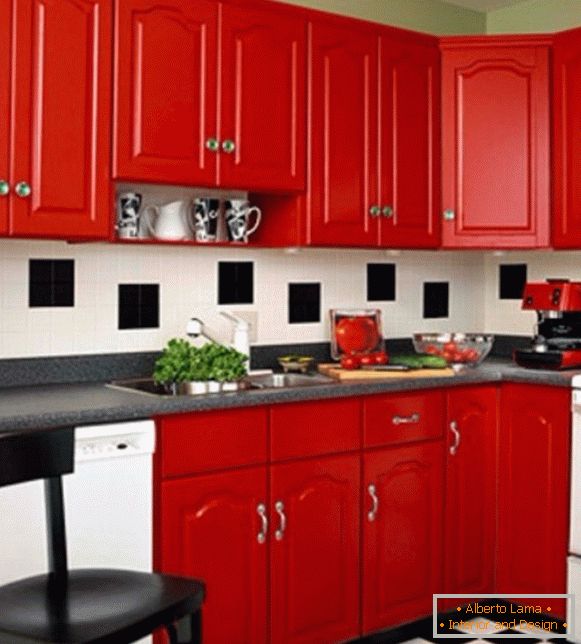 Cucina rossa nella foto interna 16