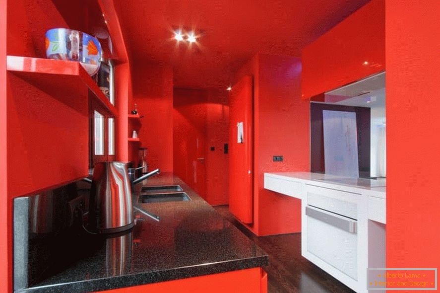 Cucina con pareti rosse