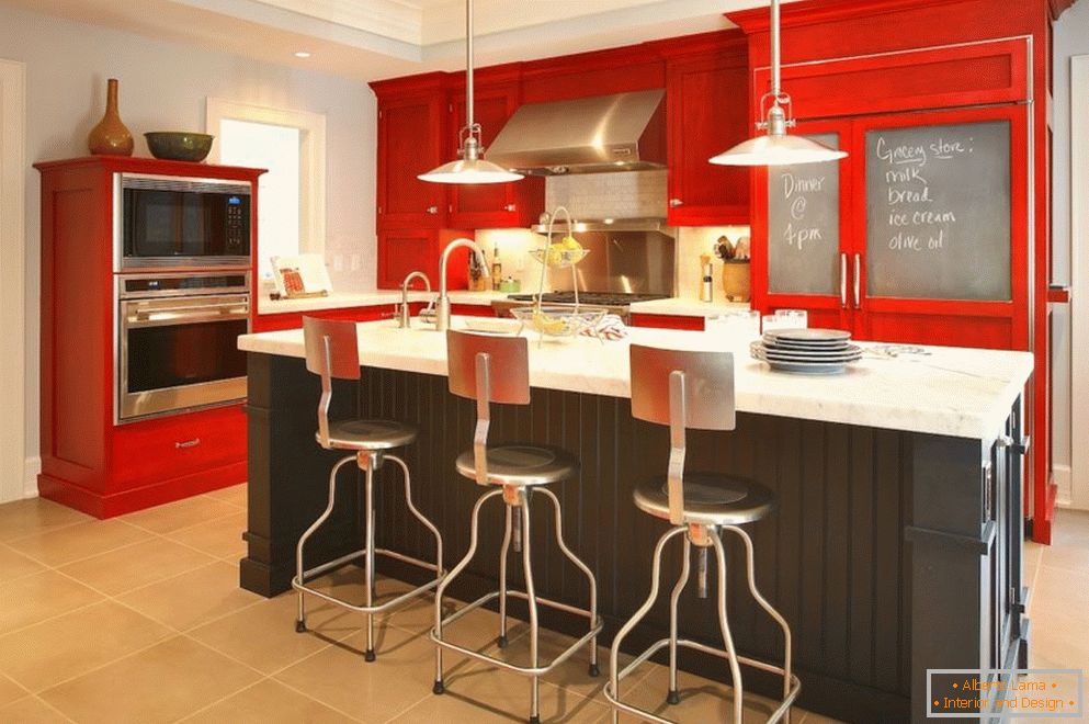 Soffitto a più livelli in cucina con mobili rossi