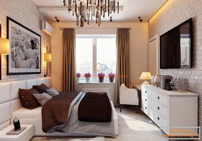 Una piccola camera da letto in stile loft è realizzata in colori chiari. Design elegante e lussuoso in un'interpretazione insolita.